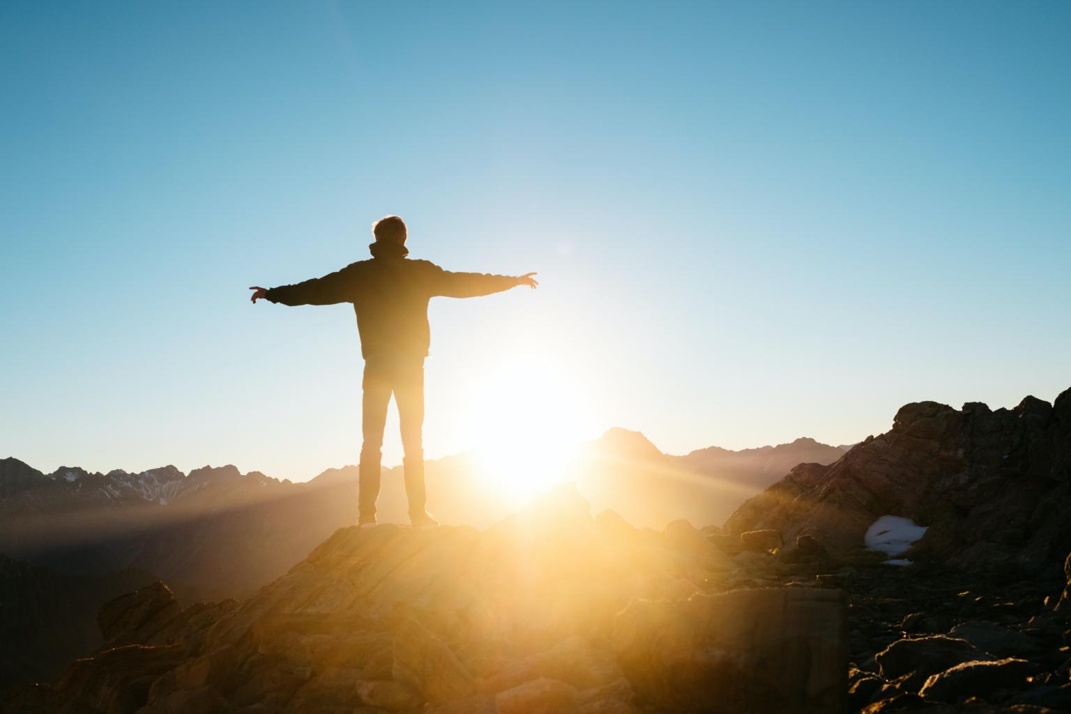 Sonnenaufgang_Mann_pablo-heimplatz-unsplash (c) Bild von Pablo Heimplatz auf unsplash.com